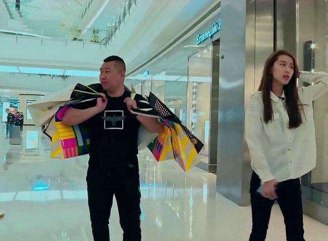 巨婴公主：16岁吃饭靠人喂，每天开销过万，开兰博基尼卖手机壳