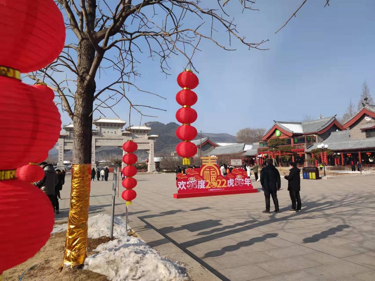 嵩山春节别样美，大红灯笼高高挂，青山绿树，白雪红灯美如画