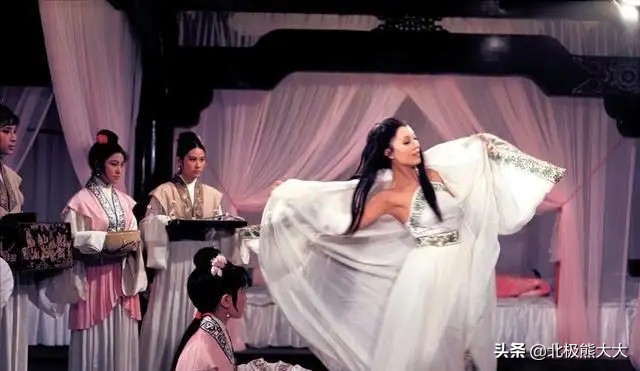 容忍丈夫出轨，用44年的卑微隐忍换来百亿遗产，何莉莉真是不简单