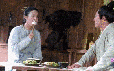 吃空气、假开车、骑假马、戴假肩胛骨，内娱明星拍戏有啥是真的？