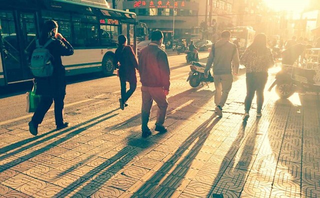 双胞胎姐妹同时考上大学，15年没买过新衣服，全穿亲友资助的旧装