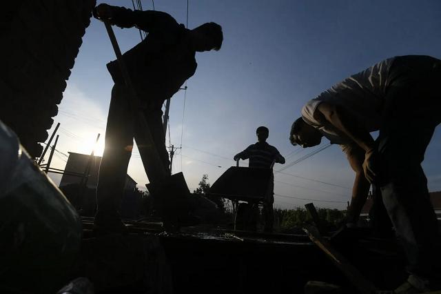 陕西农民捡到​坑面女婴，哥哥做苦力为妹妹整容，变美后她嫁给哥哥