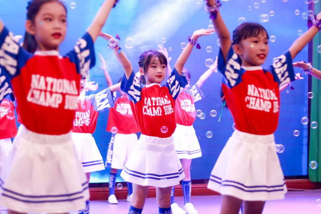 天府新区华阳实验小学举行“童星耀五月·艺术绽花开”群舞比赛