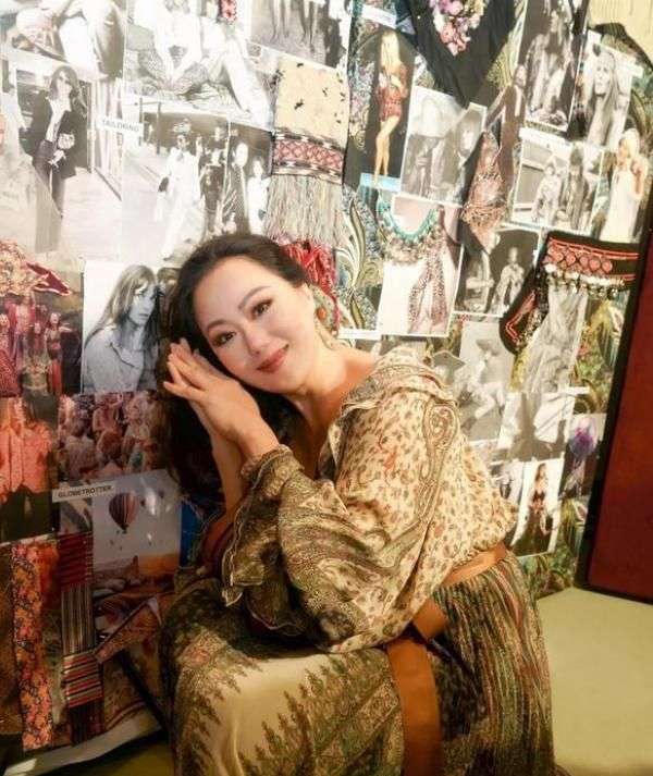 微胖女人穿衣还得看章小蕙，近60岁身材珠圆玉润，依旧美艳显贵