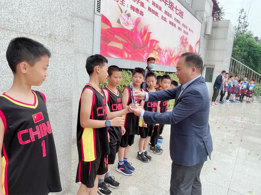 成都高新区中和小学举行以“有爱无碍 共享美好”为主题的升旗仪式