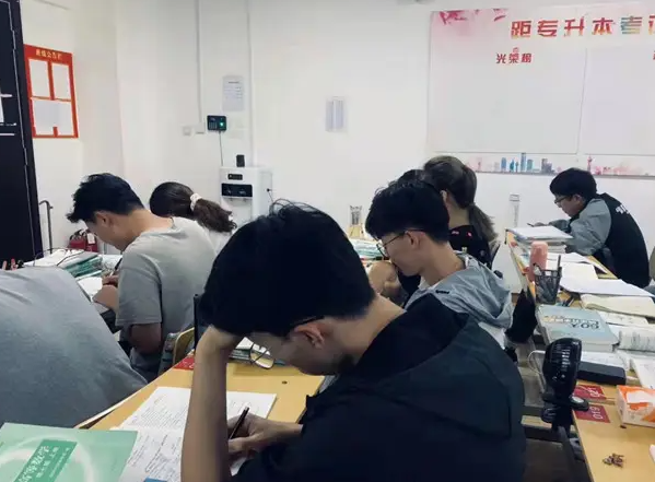 山东某“专本混合”高校，大学生过得“水深火热”，泡面也吃不起