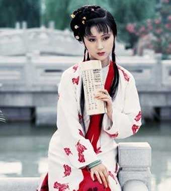 贾宝玉深爱林黛玉，却和袭人行云雨之事，还和碧痕一起洗澡