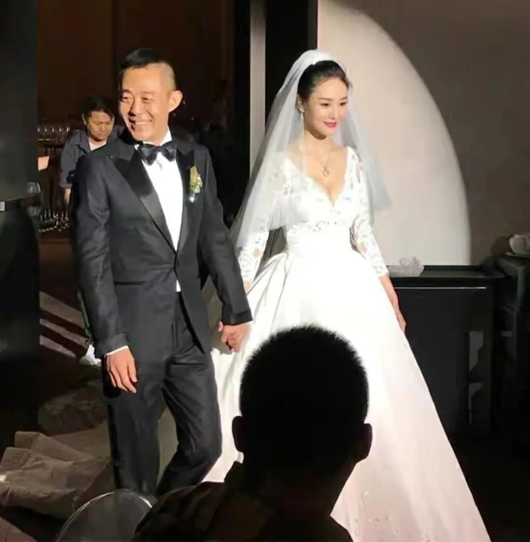 6个娶“小媳妇”的男明星，幸福虽晚但到，他们才是人生赢家
