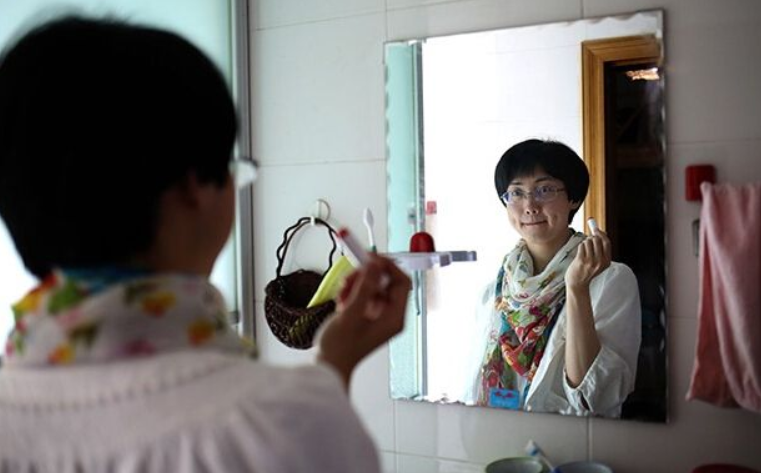 2005年“背母上学”的男孩，29岁时变性为刘婷，当选国际选美女郎