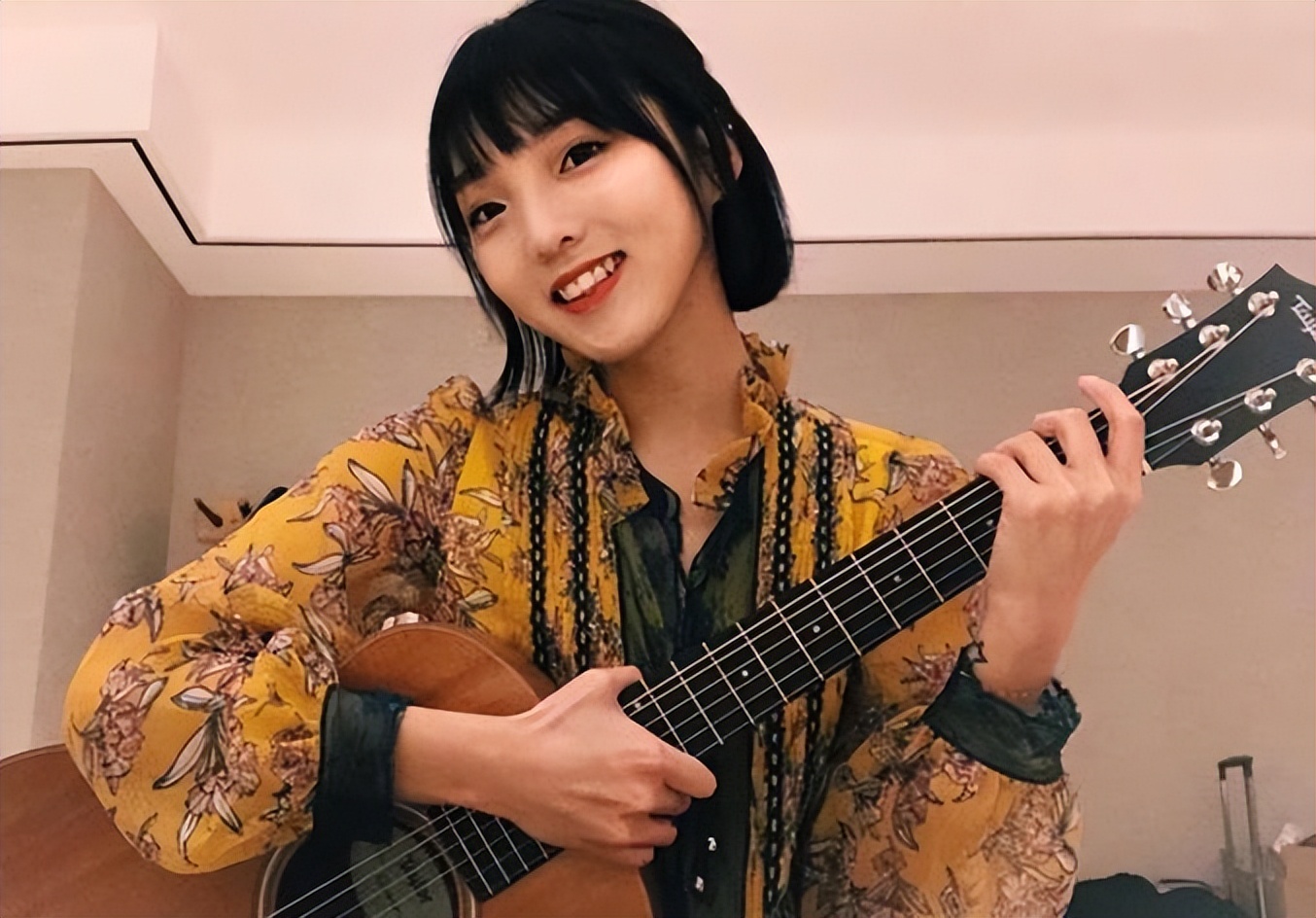 985毕业科班出身，实力不俗被称小邓紫棋，因生病变丑遭外貌羞辱