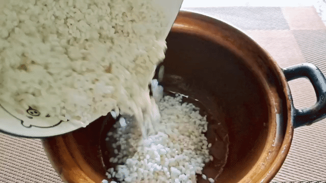煲仔饭用什么米（记住3个窍门米饭松软锅巴金黄）