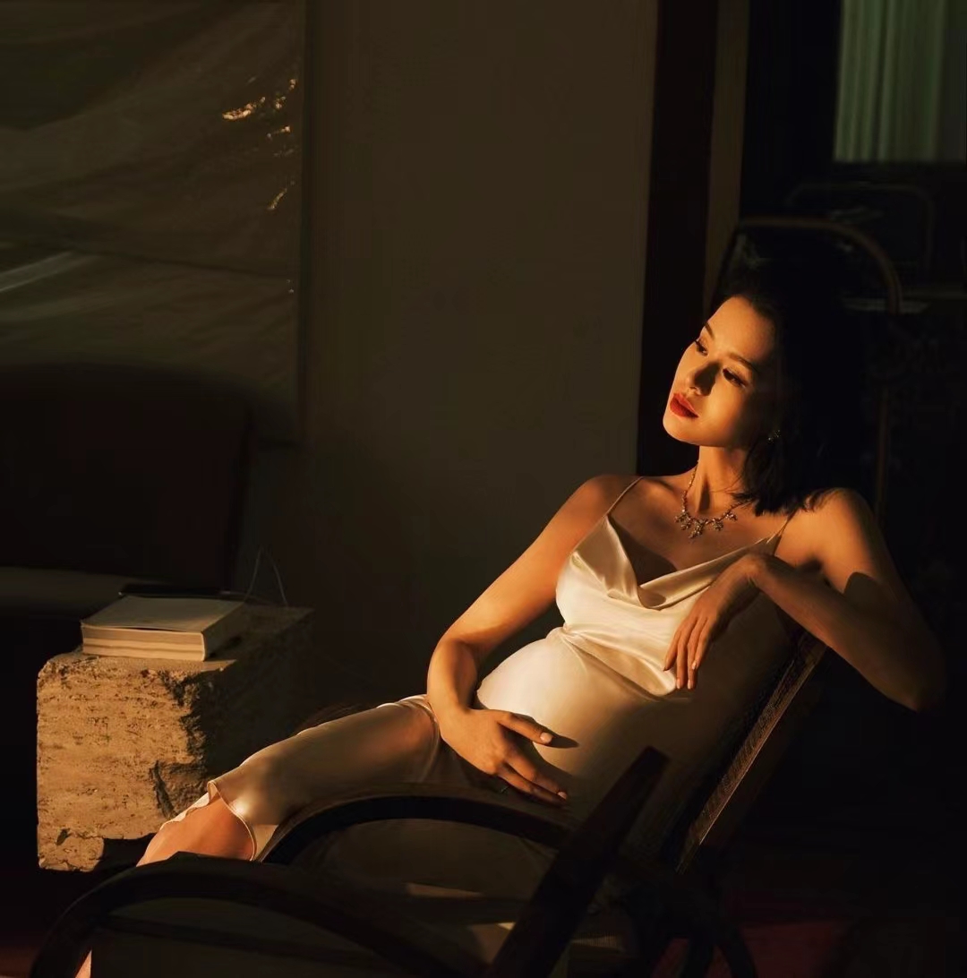 钟嘉欣新一辑孕照胜在够自然 重温过去女星孕照边个最靓?