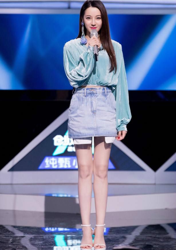 迪丽热巴连体皮裤显臃肿,网友:还以为胖了10斤呢?