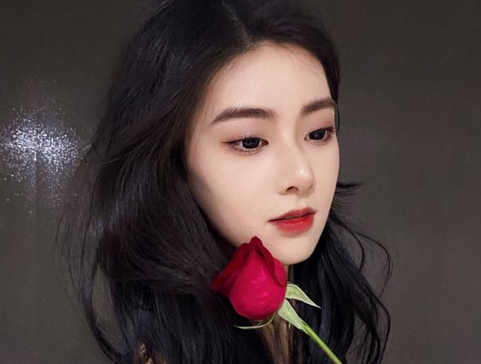 中传又一位校花走红，颜值气质不输冯琳，还获得“环球小姐”桂冠