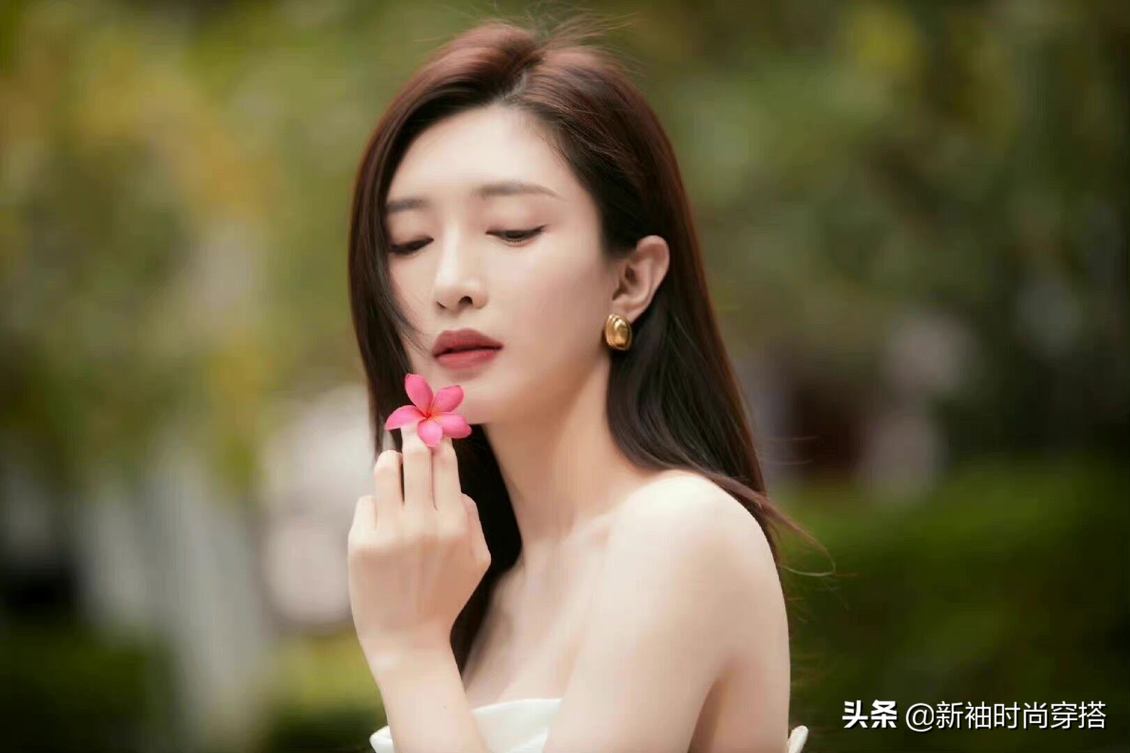 江疏影新造型曝光，白色裙装清纯又时尚