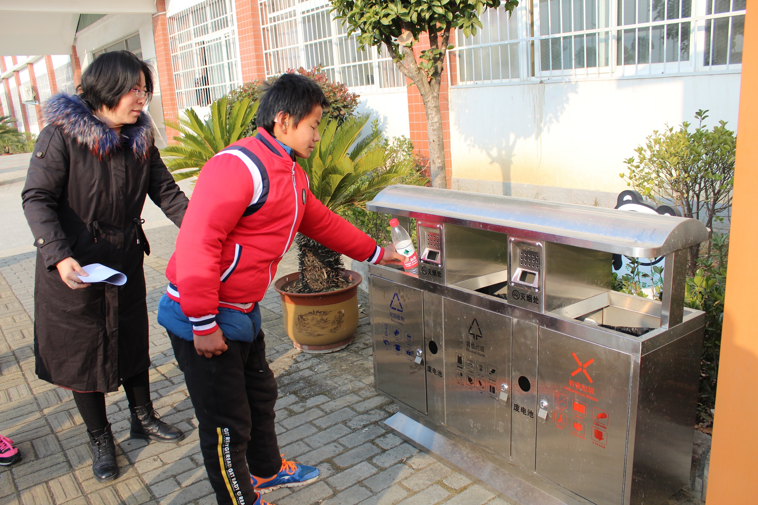 强化养成教育，提高生活技能