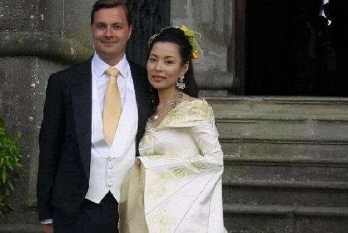 2004年天津女孩嫁外国穷小子，见家长才知对方是伯爵，住千平豪宅