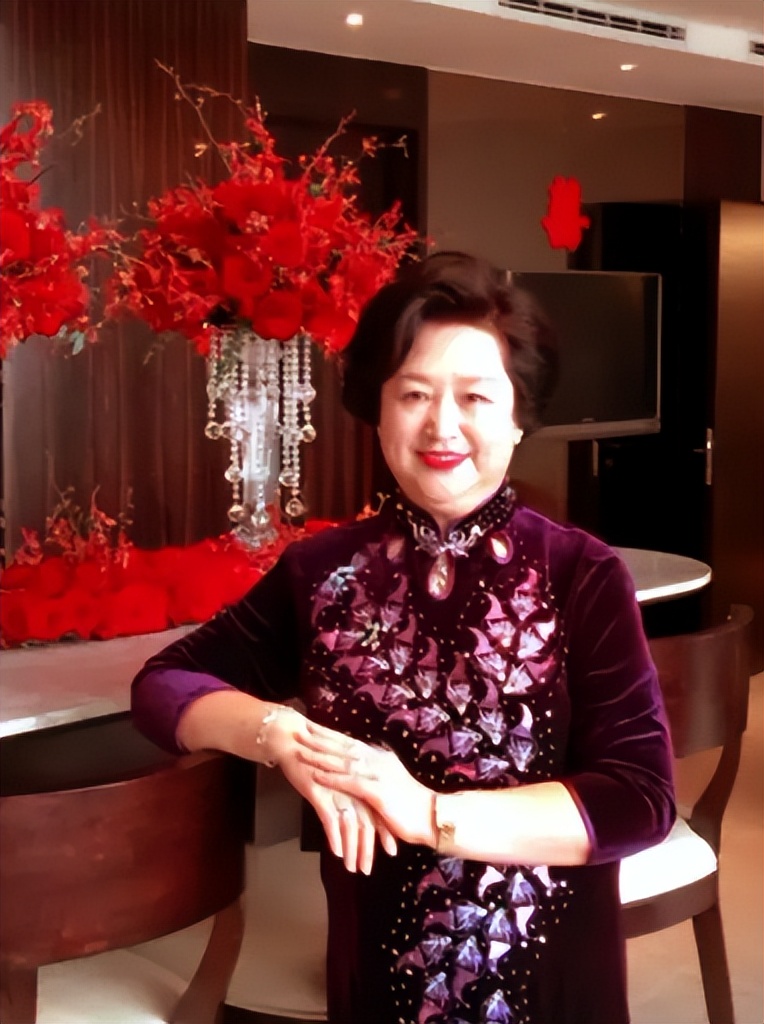 黄晓明之母张素霞：挽救过儿子的婚姻，现在她的心最痛