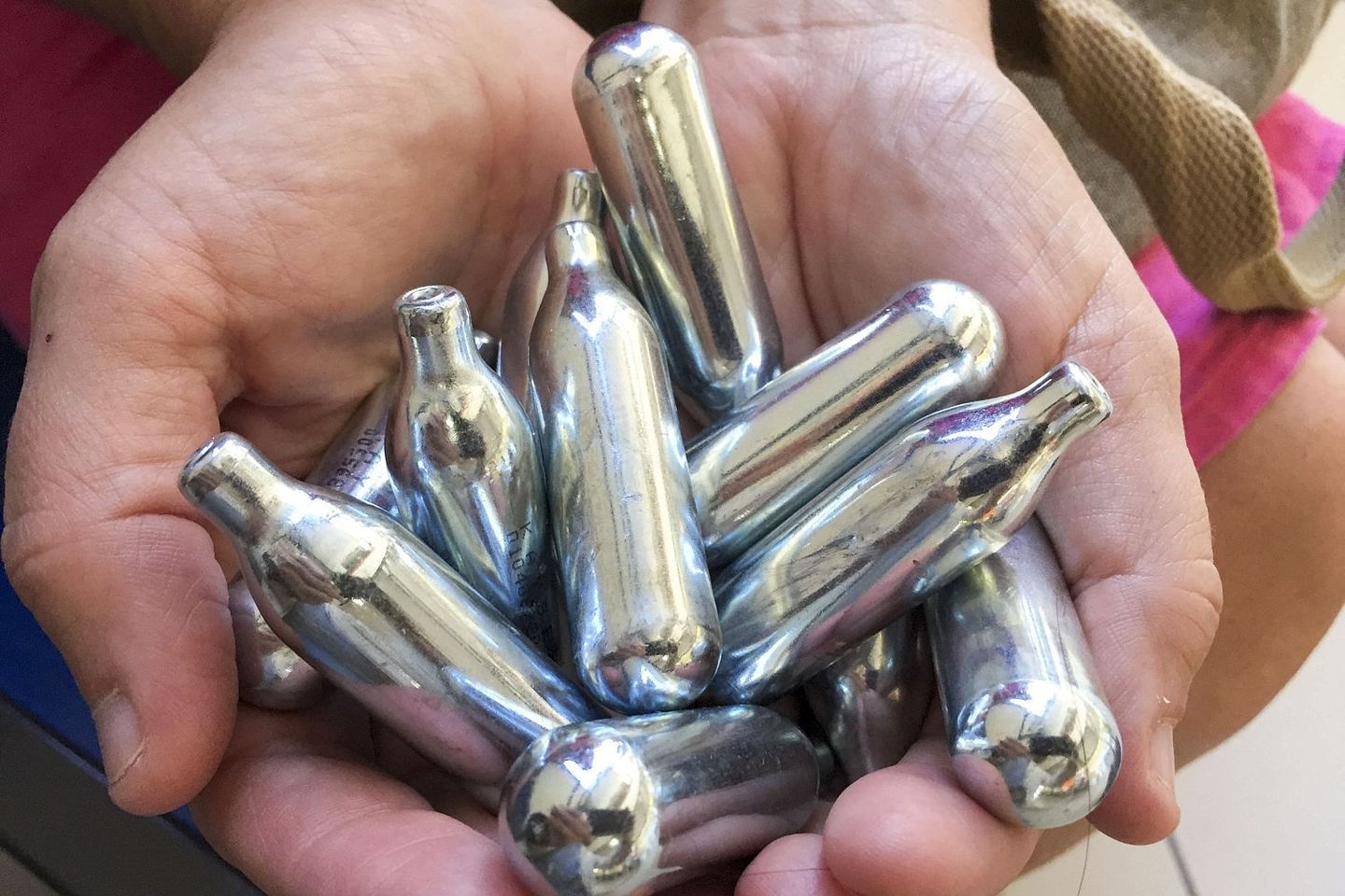 "笑气"有多可怕?两女孩吸200多瓶致精神恍惚,已笼罩山东多市