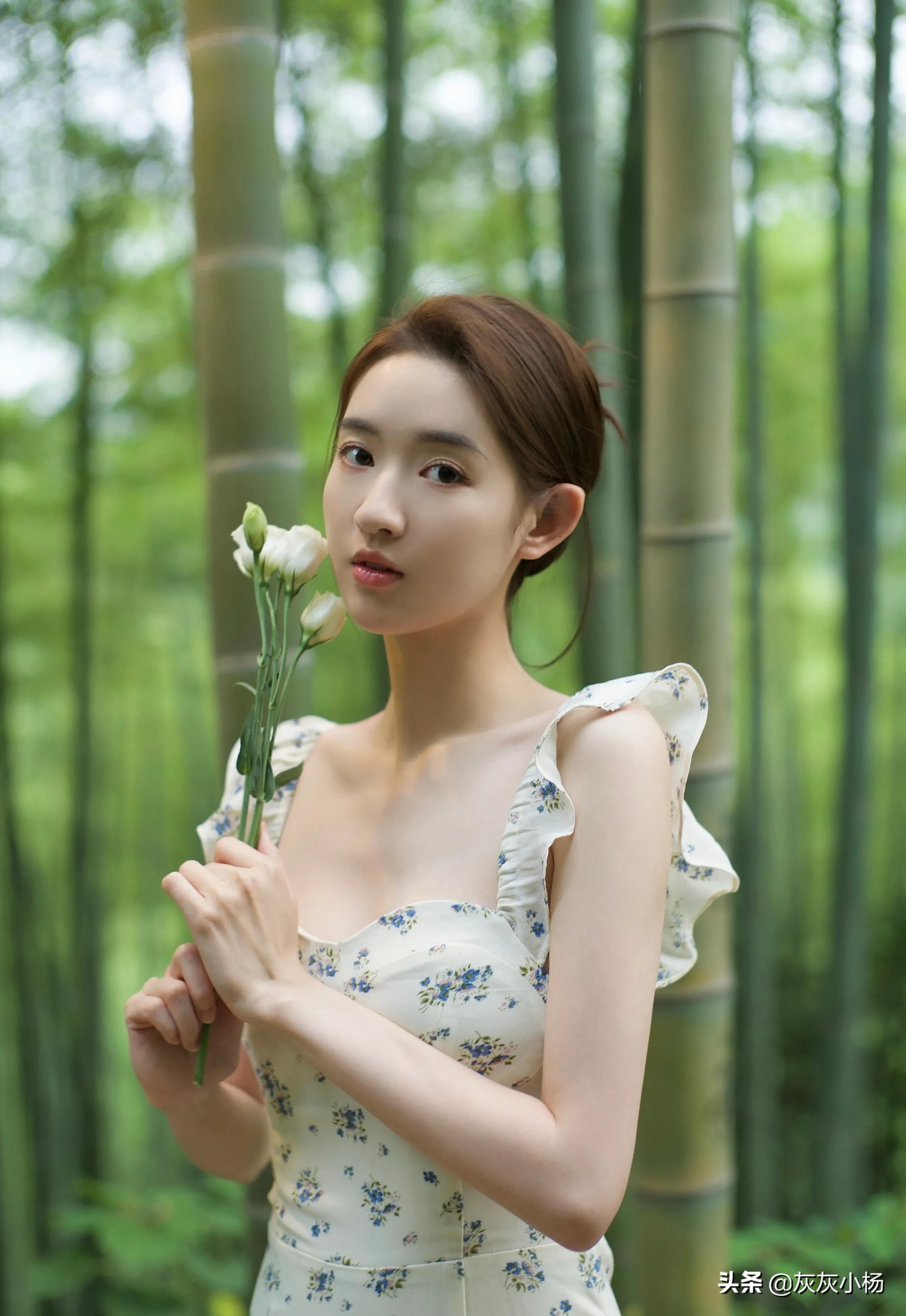 王玉雯，简约裙装，清纯甜美长相，气质脱俗