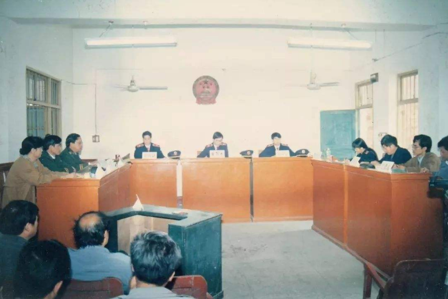 32岁女会计汤兰英：70年代贪污4万，包养7个情夫，最终被情夫举报