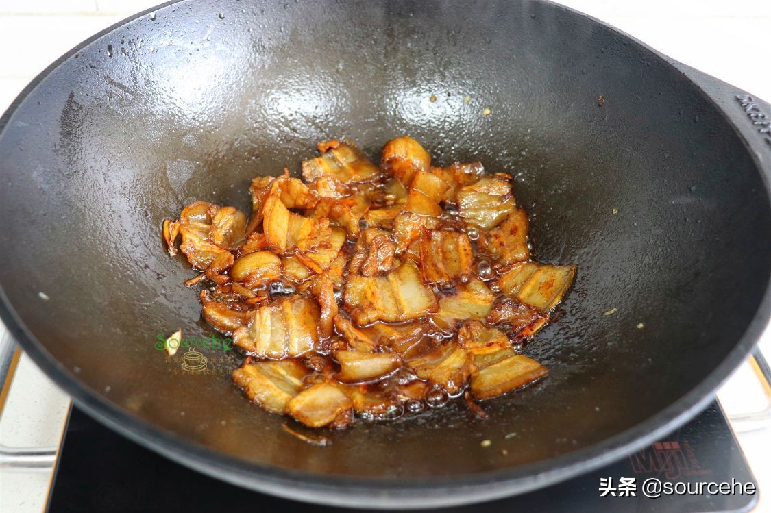 尖椒炒五花肉时多加一步，肥而不腻，香辣开胃，下酒又下饭