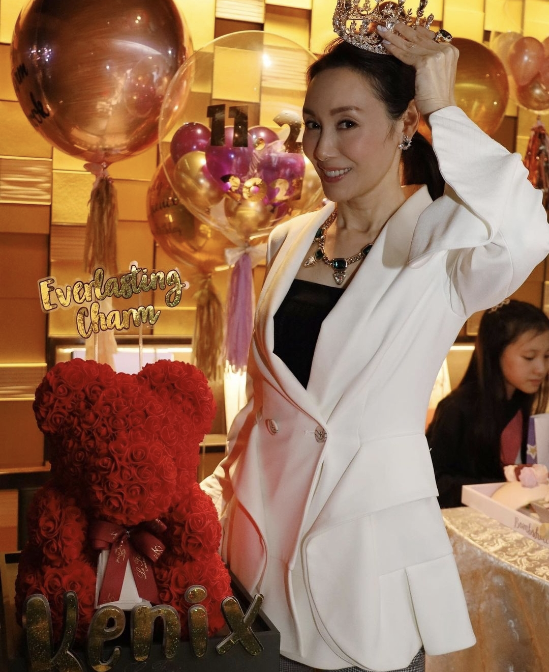 51岁郭可盈晒全家福庆生，与母亲温馨亲吻，熊黛林双胞胎女儿出镜