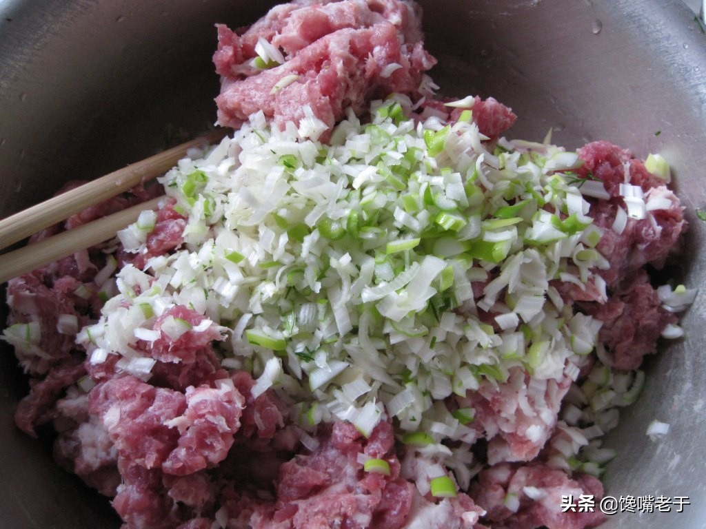 拌韭菜馅时：最忌放这3味料，10个人9个放，难怪饺子不鲜也不香