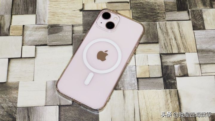 给媳妇的iPhone 13换个绿联磁吸无线充车载手机支架来体验看看