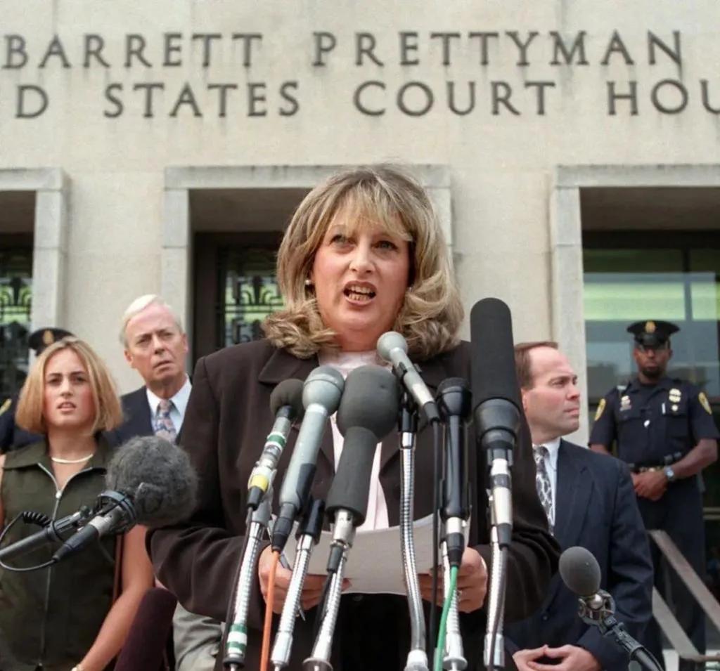 拉链门吹哨人琳达，吹哨后遭报复被解雇，获赔60万，死于不治之症