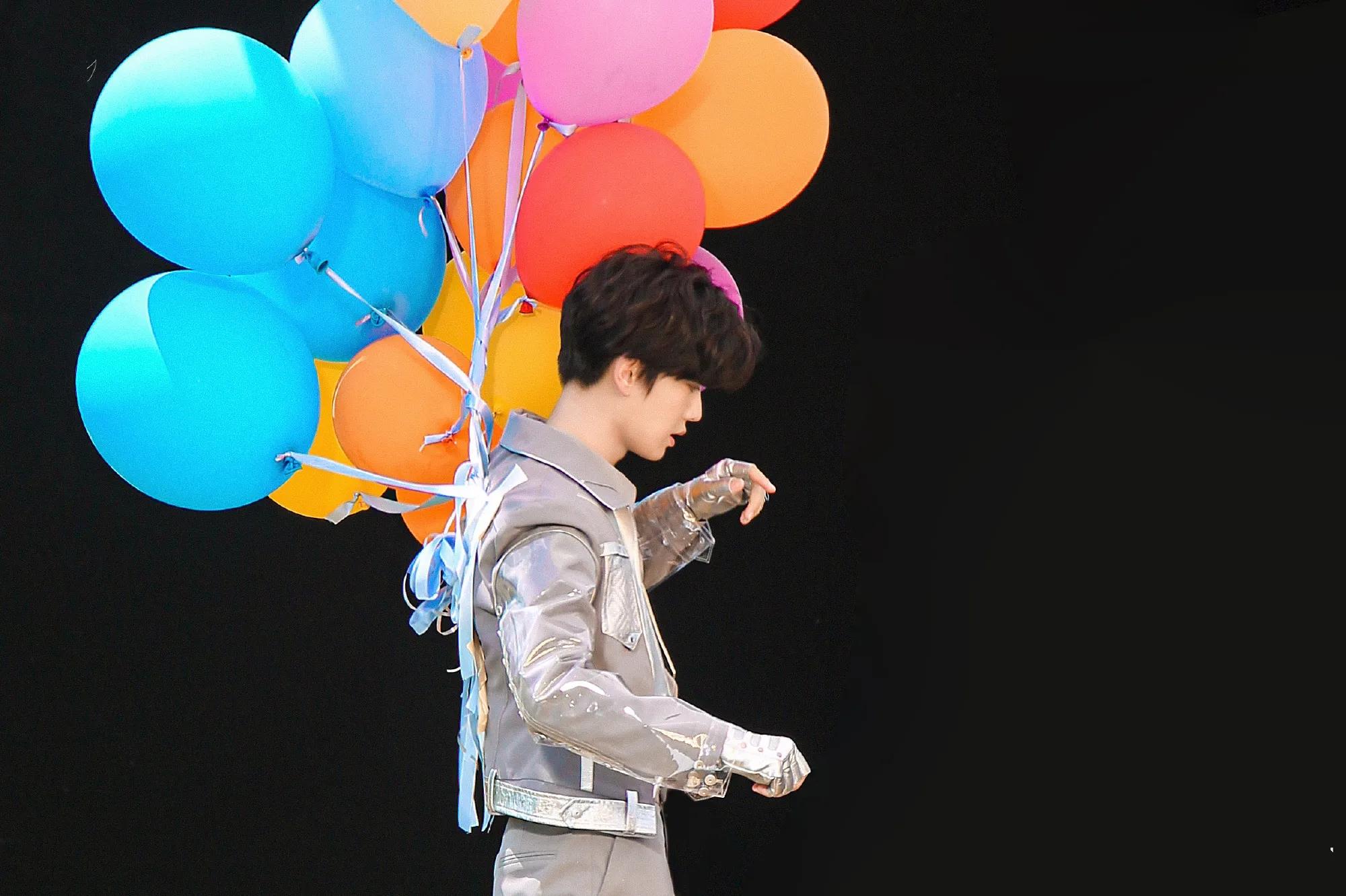 #任嘉伦#嗨放派~嘉伦热晕了快