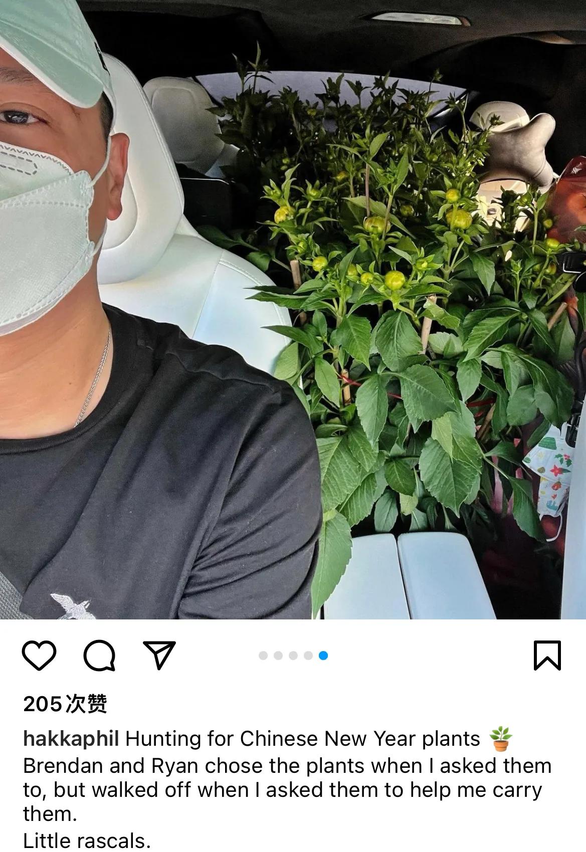 胡杏儿老公带俩儿子去买年花，李乘德吐槽奕霆奕霖是“小坏蛋”