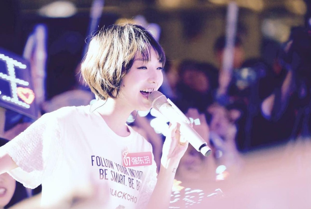 985毕业科班出身，实力不俗被称小邓紫棋，因生病变丑遭外貌羞辱