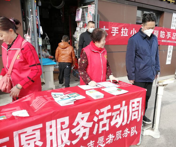 陕西省铁道兵与医疗专家共同开展学雷锋义诊活动 作者：王抗林