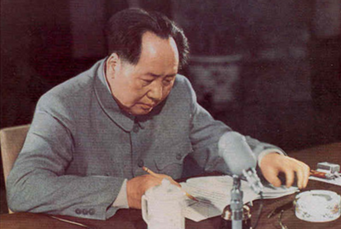李敏去看望贺子珍后，捎回来个礼物，毛泽东拆开：你妈妈心思细腻