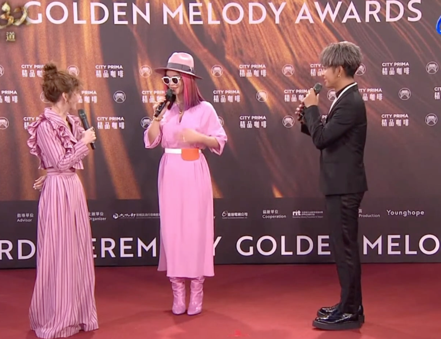 这是颁奖还是开业？金曲奖艺人造型齐翻车，现场变成乡村大舞台？