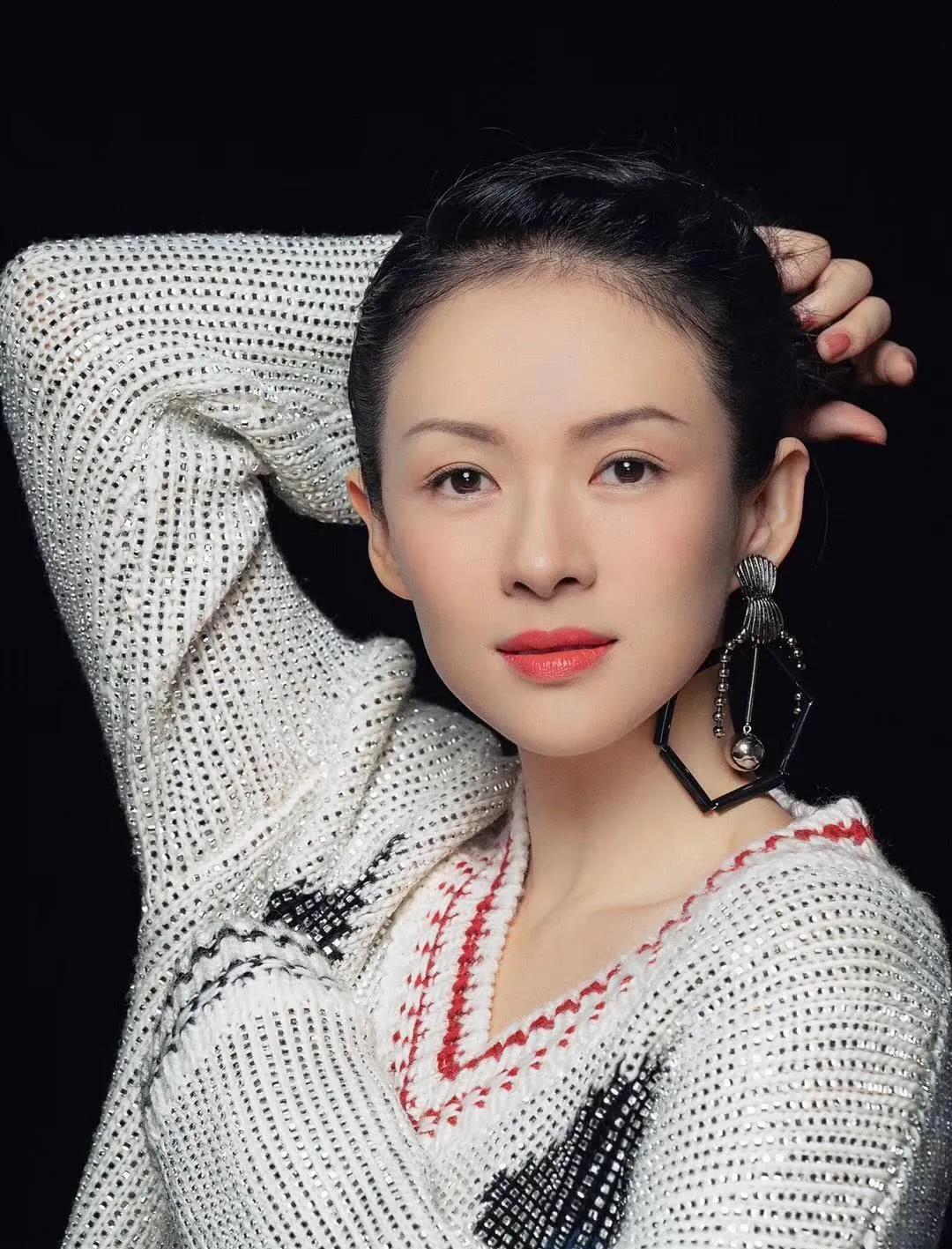 这3位女明星，超爱夸张耳饰，杨幂的烟头耳饰最为古怪