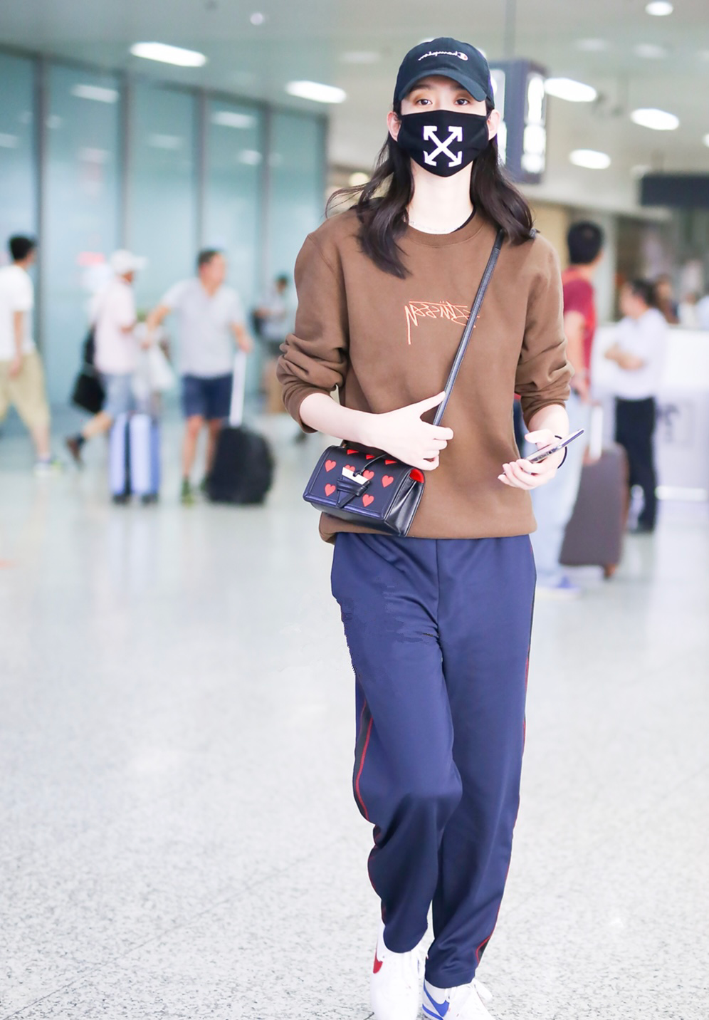 穿懂“卫衣”气质翻倍，配上这3种单品，既有女人味又可演绎帅气