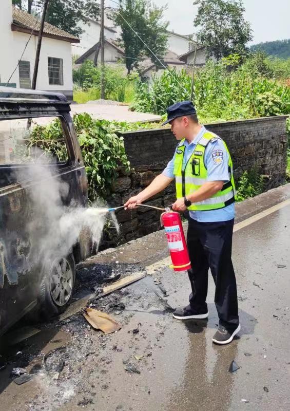 盛夏面包車路中自燃 遠安民警丟下飯碗奮力將火撲滅