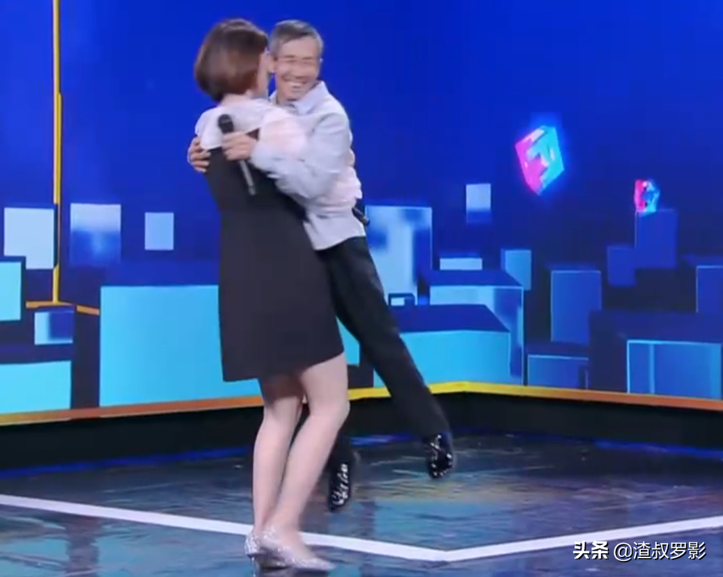 一女婴被弃，拾荒老人养大身价过亿，为报恩卖公司带养父环游祖国