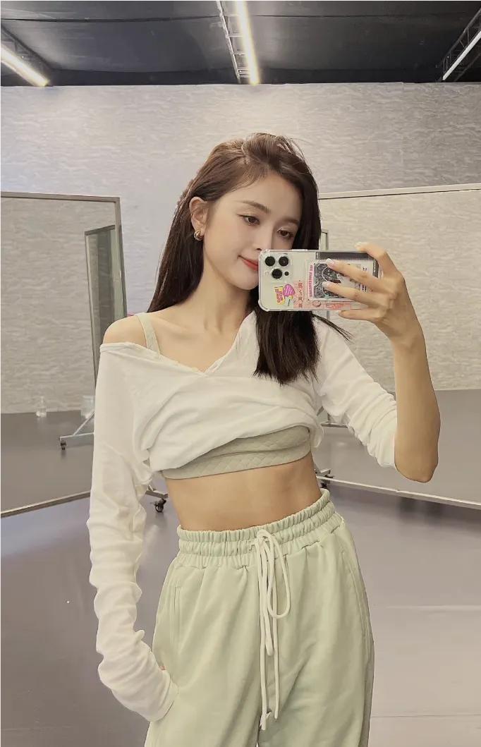 7月第一天，吴宣仪美照来袭，以此告别六月