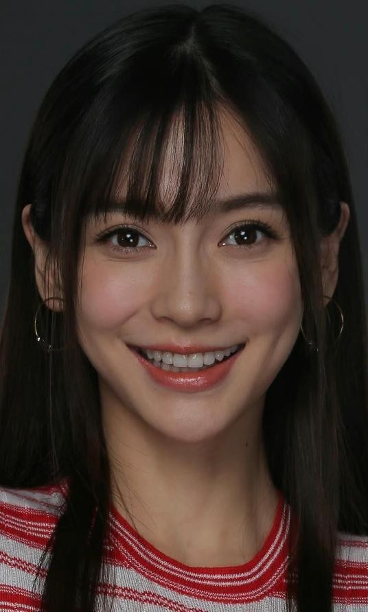 杨颖穿朴素的服装也很好看，低调的条纹服装，在她身上就更高级