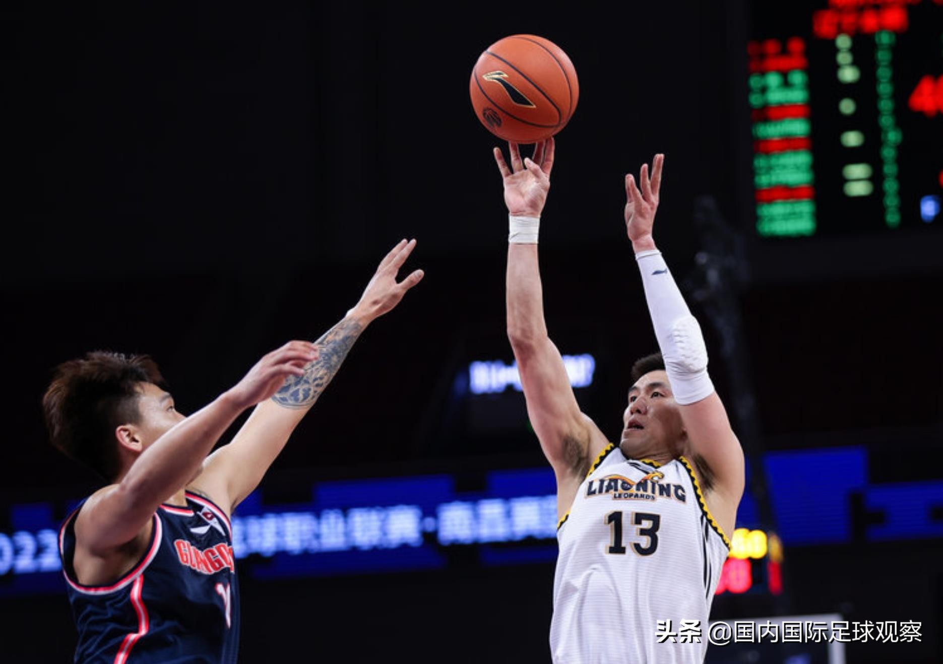 辽宁篮球在线回放(CBA半决赛！辽宁本钢男篮96-83广东队！大比分2-0！赵睿得到21分)