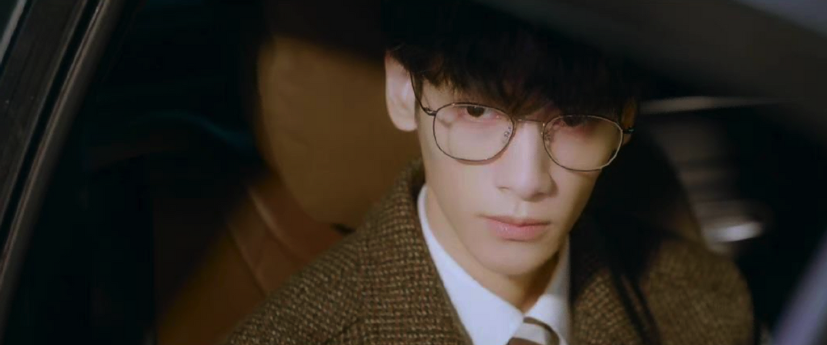 同样是“眼镜造型”，把肖战王一博和吴启华放一起，差距就出来了