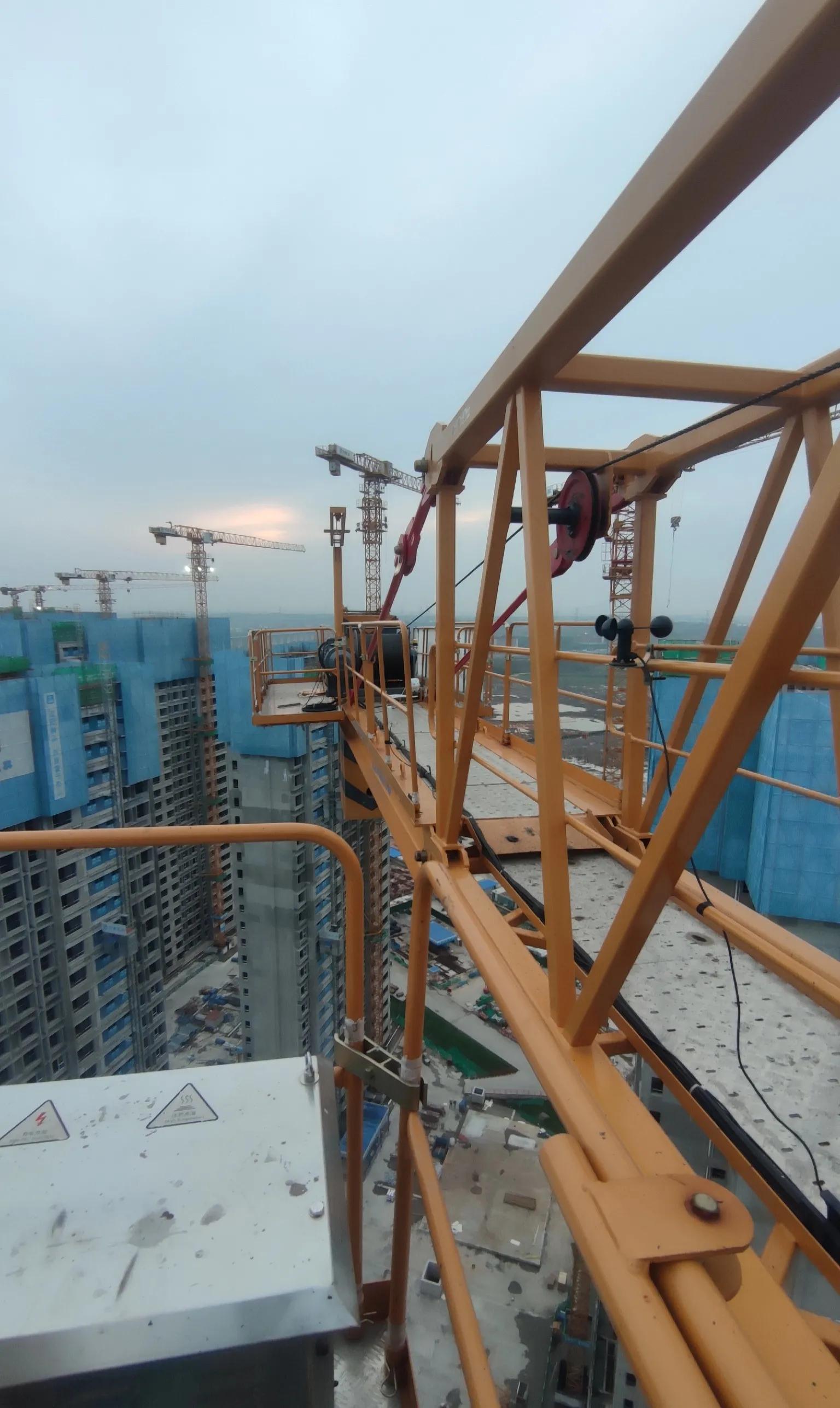 塔吊怎么上去(百米高的塔吊,司机怎么上去?