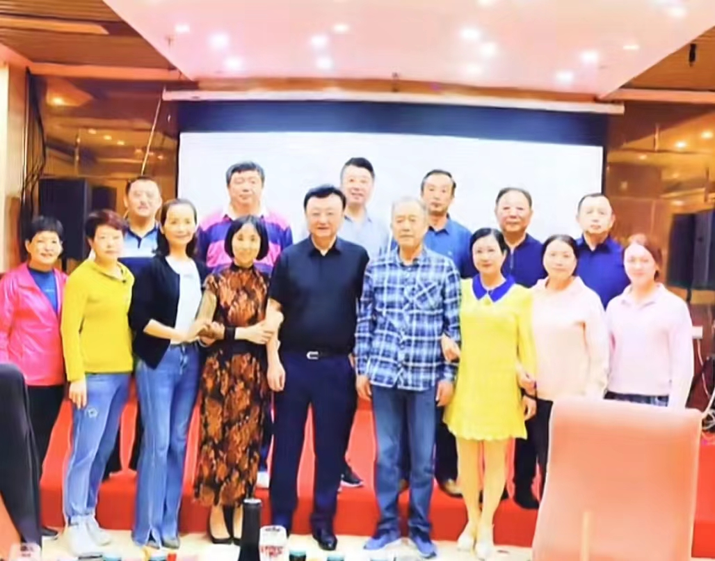 央视主播王宁现身聚会，满头黑发肚腩突出，40多瓶10元啤酒摆满桌
