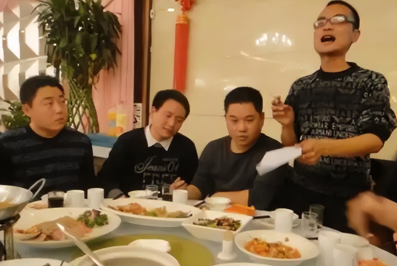 毕业多年后组织聚会，AA预算每人200元，聚会结束时组织者后悔了