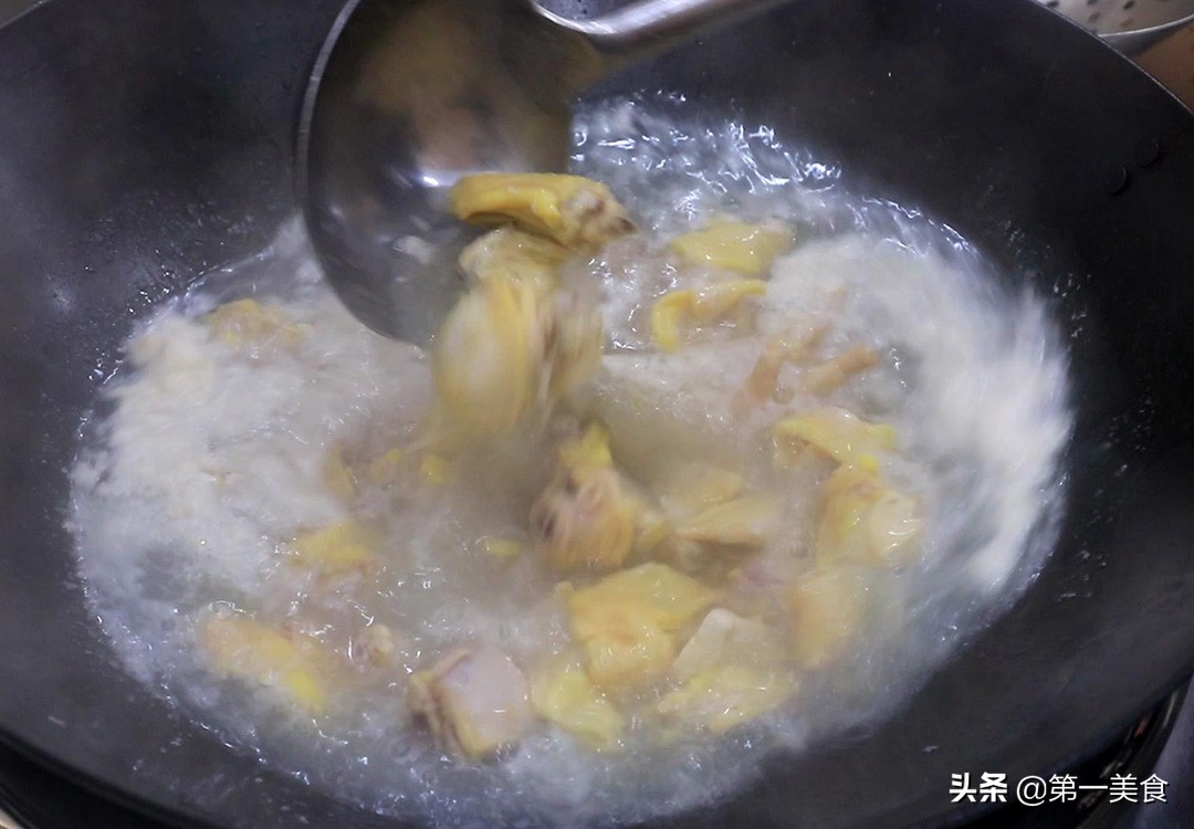 熬鸡汤(炖鸡汤时，牢记“3放2不放”搭配，最营养最好喝鸡汤的做法)