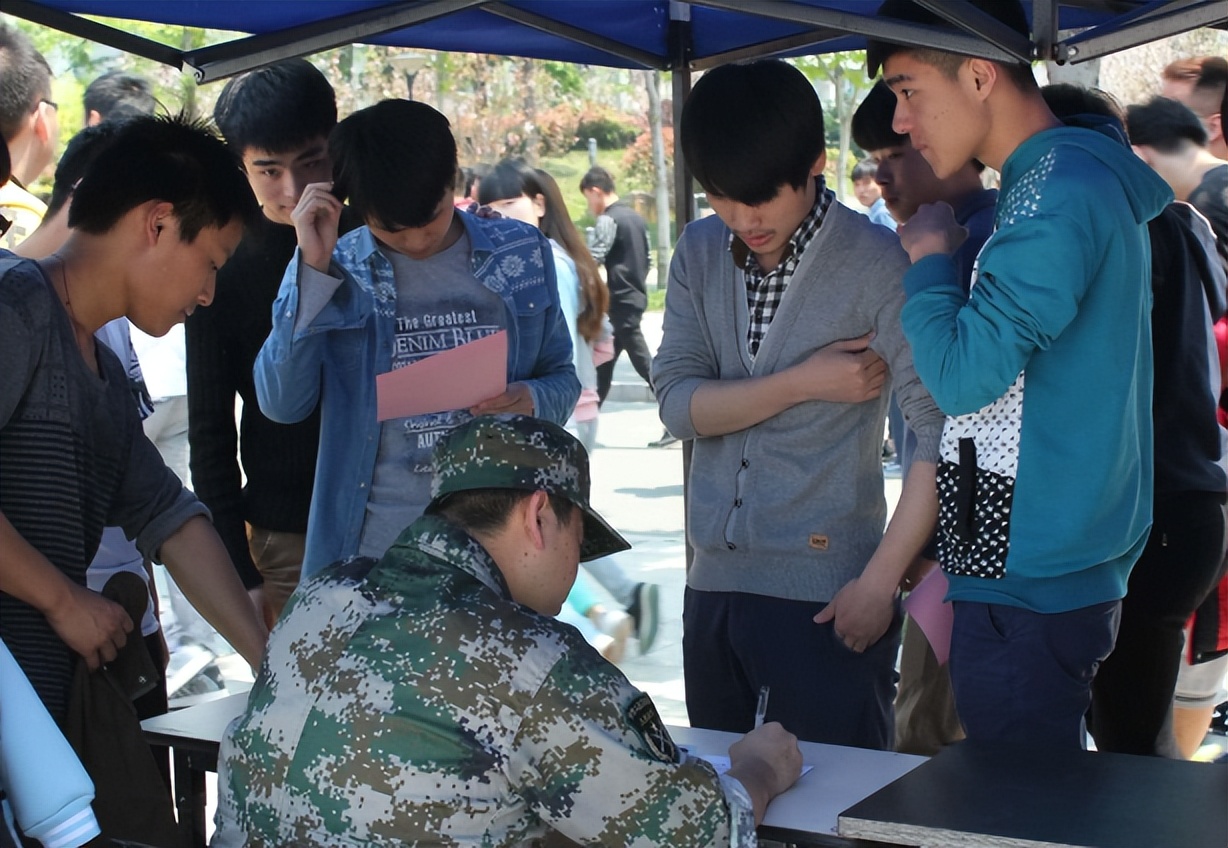 大学生参军好处再升级，可享受1.2万学费减免，考研党也沾光