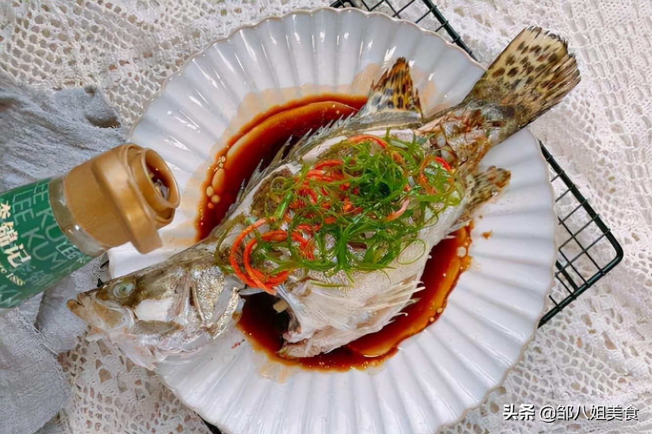 做清蒸鱼，热油和蒸鱼豉油哪个先放？有人常弄错，难怪鱼肉不鲜香